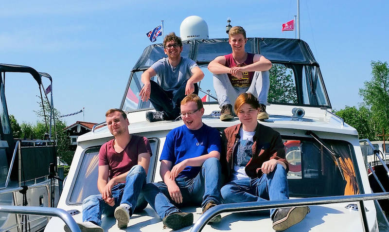 Jongelui huren een boot en leren varen in Friesland