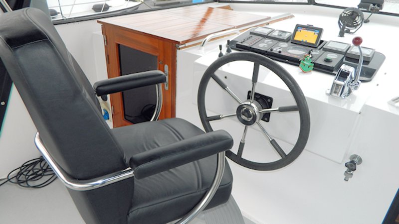 De stuurstand van de boot met mooie captains chair