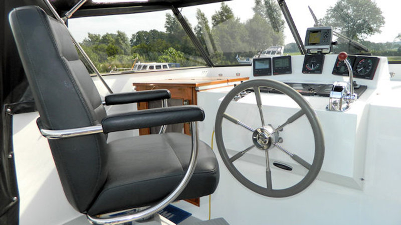 Stuurstand met mooie captains chair en digitale kleurenkaart