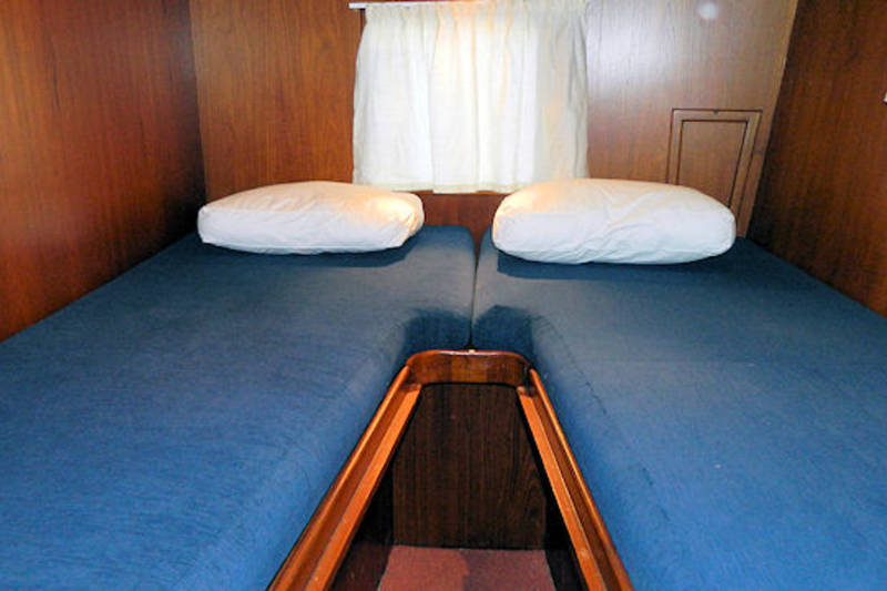 reina-slaapkajuit-met-bedden-die-tot-een-eenpersoonsbed-kunnen-worden-omgebouwd-aan-boord-van-het-jacht-Reina-van-Yachts4U-jachtcharter.jpg