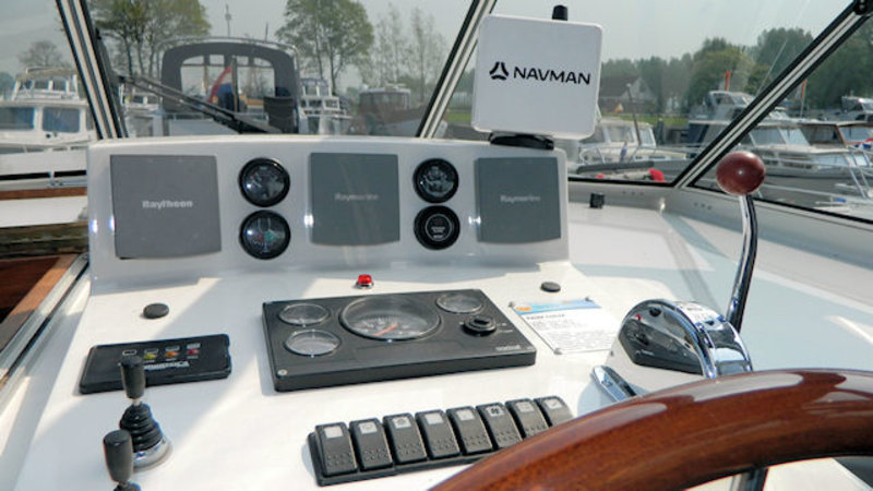 De stuurstand. Bedienings dashboard van motorboot Lucia