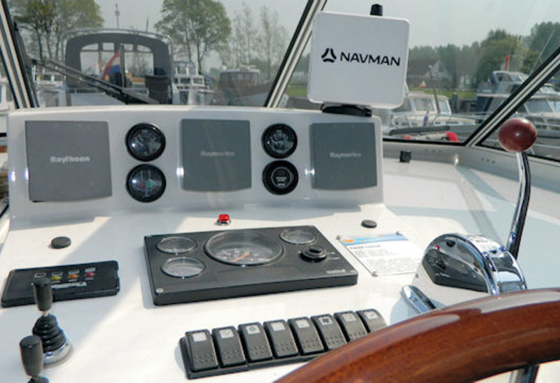 De stuurstand. Bedienings dashboard van motorboot Lucia