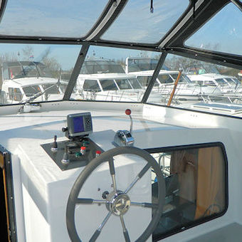 Buitenstuurstand van de Carla met Garmin-navigator met kleurenkaart