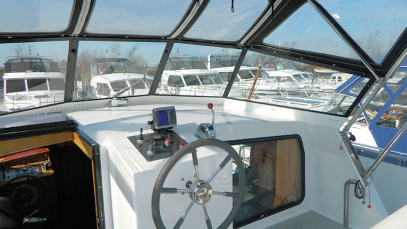 De buitenstuurstand van de Carla met Garmin navigator met kleurenkaart