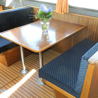 Salon met tafel, om te bouwen tot een tweepersoonsbed