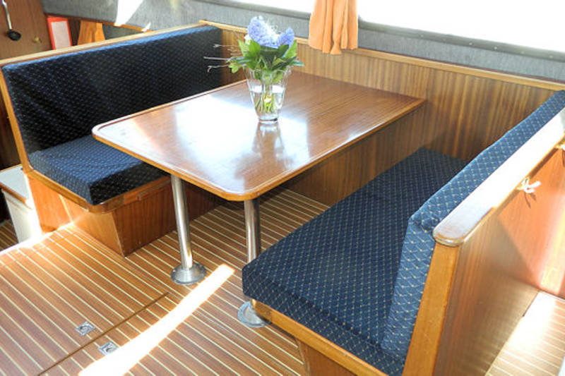 carla-zitten-in-de-salon-van-het-jacht-de-Carla-van-Yachts4U-yachtverhuur-in-Friesland.jpg