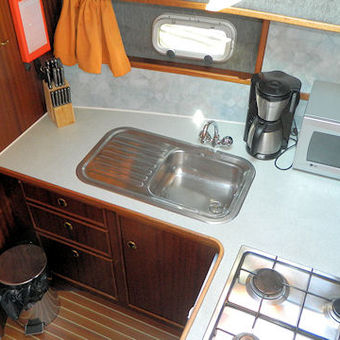 Kombuis van motorjacht Carla met gasfornuis, magnetron en koelkast