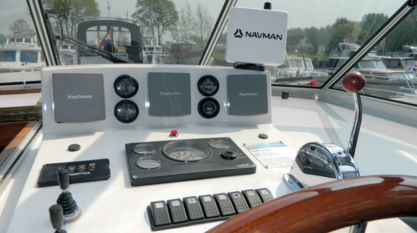 dashboard-van-de-Lucia-van-Yachts4U-Yachtcharter.jpg