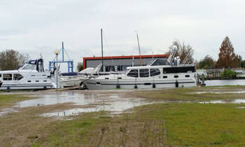 de parkeerplaats in de haven met op de achtergrond een deel van de yachts4u vloot het is er rustig.jpg