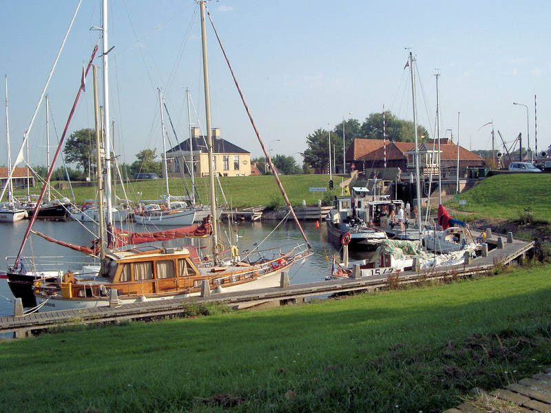 De boten liggen zij aan zij afgemeerd in Workum