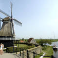 Met een motorboot de Friese Elfsteden bezoeken
