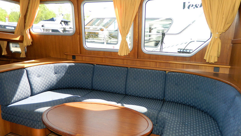 Luxueus ingerichte salon van motorboot Myrna