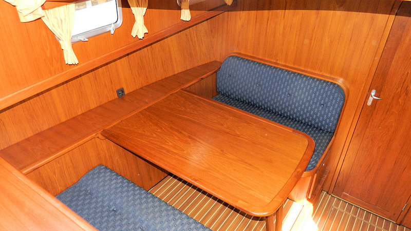 Dinette aan boord van het jacht Myrna