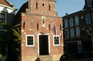 Gebouw met fraaie gevel in Franeker