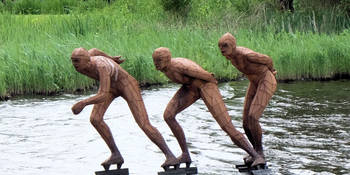 varen-friese-elfsteden-leeuwarden-drie-schaatsers.jpg