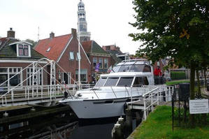 yachts4u-yachtcharter-reisverslag-een-ervaring-Aldeboarn-drie-bruggetjes-met-de-hand-bediend.jpg