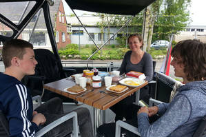 yachts4u-yachtcharter-reisverslag-friesland-naar-overijssel-lunch-aan-dek.jpg