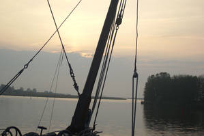 yachts4u-yachtcharter-reisverslag-friesland-naar-overijssel-vissersboot-onderweg.jpg