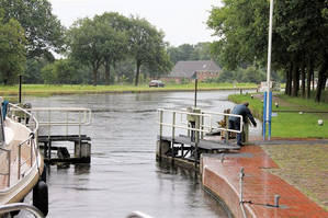 een-van-de-vele-sluizen-naar-Groningen.jpg