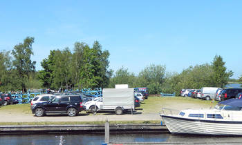 gratis-parkeren-op-parkeerplaats-direct-naast-de-yachts4u-motorboten.jpg