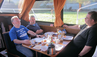 Ontbijten in de salon van een motorboot die u bij Yachts4U kan huren