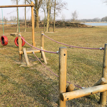 Kinder speelplaats op een eiland