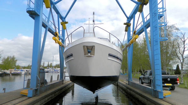 yachtcharter-een-kijkje-in-de-keuken-Myrna-1-5-2015-te-water-lating.jpg