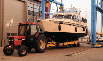 Het jacht komt net van de kraan en is op weg naar de loods