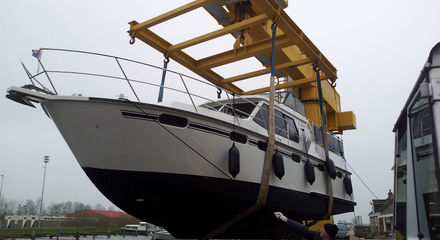 Neem een kijkje binnen ons bedrijf -vroeg-in-de-ochtend-begint-hetwerk-in-de-winter-Toch elke keer opnieuw indrukwekkkend zo een boot in de lucht te zien hangen.jpg