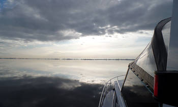 de Elisa een comfortabele boot op een ochtend op het Tjeukemeer.jpg-groot.jpg