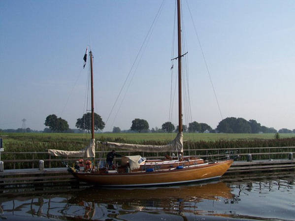 zeilboot-langs-de-kant-op-het-Prinses-Margietkanaal-groot.jpg