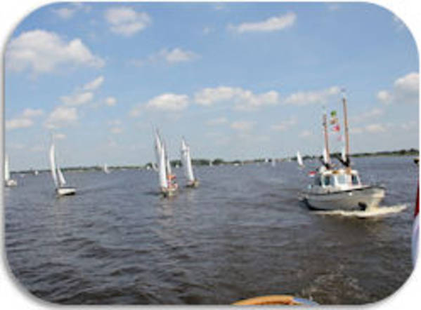 varen-op-het-Sneekermeer-het-is-druk-op-het-water.jpg