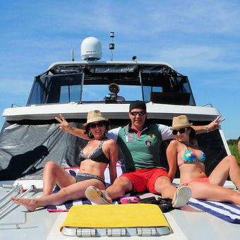 Vrienden aan boord van een gehuurde grote boot: volop ruimte