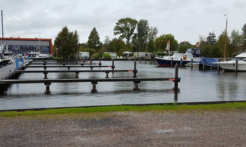 Het vaarseizoen 2016 is bijna voorbij, lege ligplaatsen in de haven.jpg