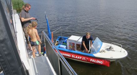 Andere regels, ander verkeer op het water Schwimmender Eisverkaeufer Wide Ie.JPG