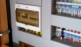 Stroom aan boord van de boten