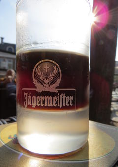 Het leven op de boot: genieten van een heerlijke Jägermeister