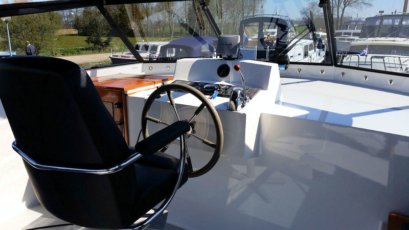 Garmin navigator met kleuren waterkaart bij de stuurstand van het jacht Lilian