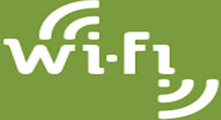 Met z'n allen aan boord op het water internetten WIFI an Bord Yachts4U Yachtcharter.jpg