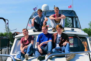 Jongelui huren een boot en leren varen in Friesland