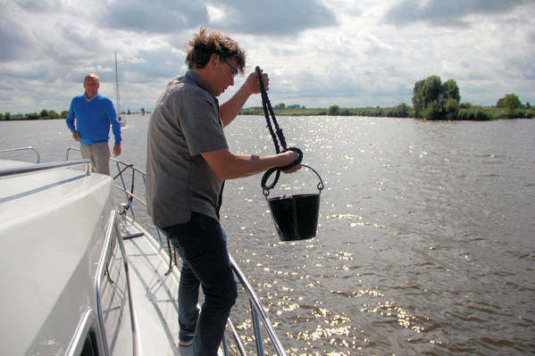Actief aan boord van uw motorboot tijdens een vaarvakantie in Friesland