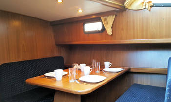 Dinette van de boot Julia van bootverhuur Yachts4U in Friesland.jpg