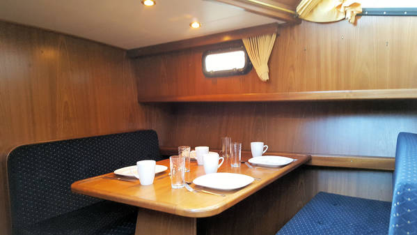 Dinette van de boot Julia van bootverhuur Yachts4U in Friesland.jpg