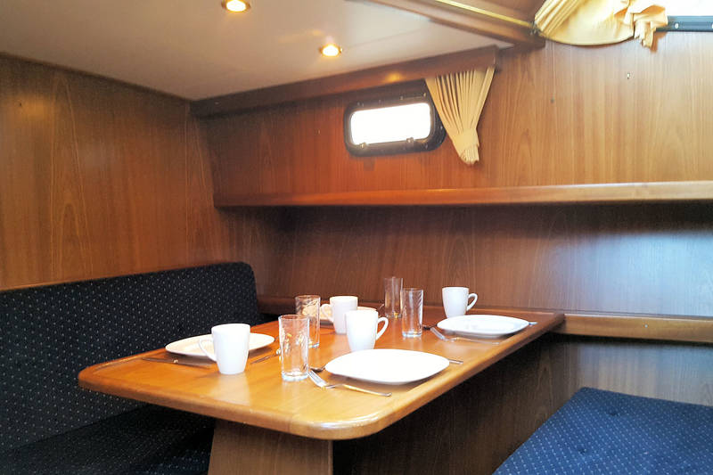 Dinette van de boot Julia van bootverhuur Yachts4U in Friesland.jpg