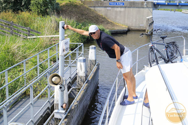 7 Bei der Meldestelle in der Nähe von Grouw, musste sich unser Matrose ganz schön strecken (20.06.2017).jpg