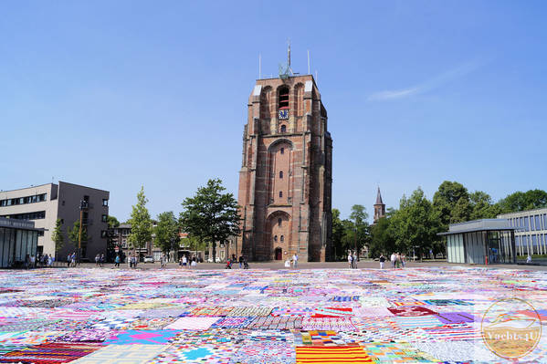 10 Weltrekordversuch mit handgeknüpften Teppichen vor dem schiefen Turm Oldenhove in Leuwarden (21.06.2017).jpg