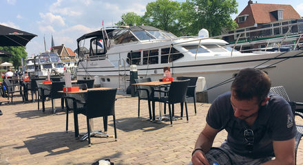 Kom én ervaar het mooie Friesland vanaf het water Met de boot naar het centrum van elke stad of dorp.jpg