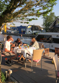 Lunchen aan de waterkant in het centrum