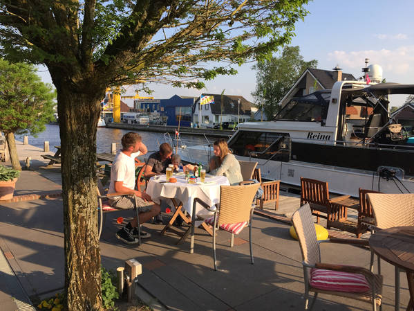 Lunchen naast de boot aan de waterkant in het centrum.jpg