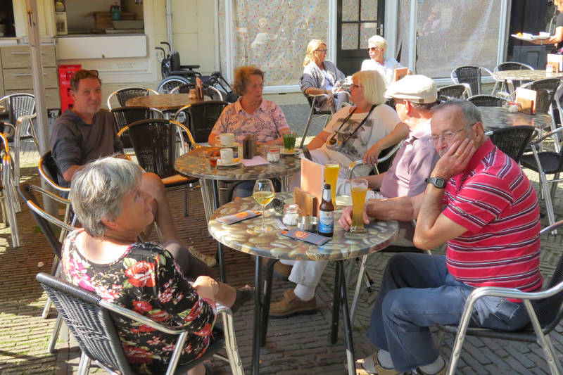 In Sneek heerlijk lunchen buiten op het terras.jpg